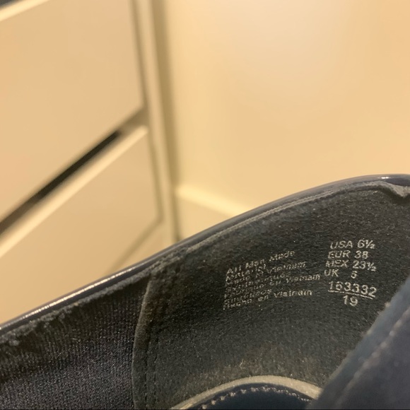 Fioni Navy Heels - Picture 4 of 6